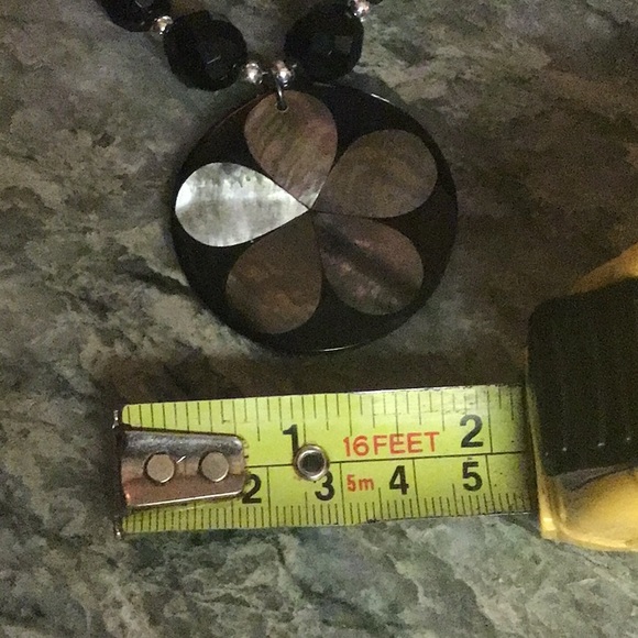 Abalone Shell Lacquerware Pendant with rosettes & beaded necklace - Picture 8 of 14